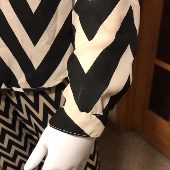 Pants and blouse - Picture 5 of 9